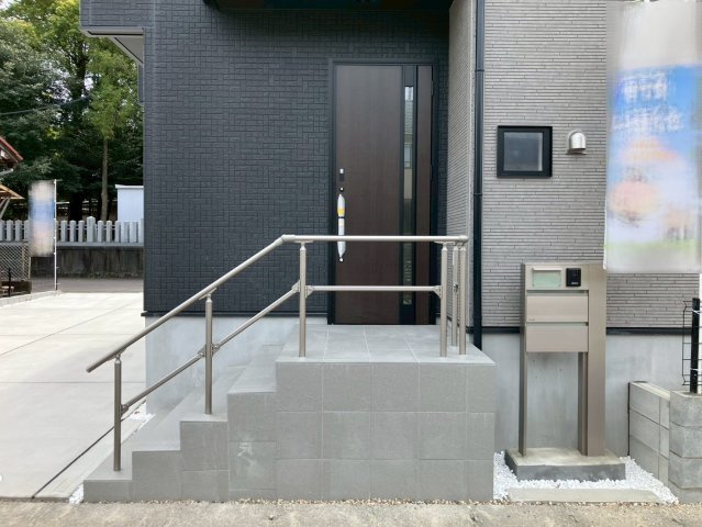 ブルーミングガーデン　江南市飛高町宮町　全1区画分譲の玄関|専用のカードやスマートフォンで施解錠可能な玄関錠。快適さと防犯面に特化した、新世代の玄関ドアです。
鍵の毎回の開け閉めのイライラが減り、毎日の暮らしにゆとりが生まれます。