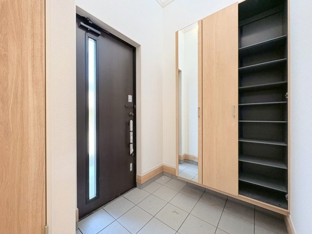 ブルーミングガーデン　江南市飛高町宮町　全1区画分譲の玄関|大容量のシューズ収納付きで玄関周りもすっきり！玄関ドアからの光が玄関ホールを明るくしてくれます。