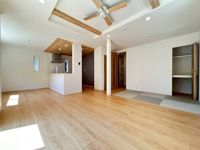 ブルーミングガーデン　江南市飛高町宮町　全1区画分譲の居間・リビング|リビングには開放感のある【折上げ天井】を採用。最大2.6mの天井高で部屋をより広く明るく感じられます。
開放感と高級感を演出し、自然と家族みんなが集まる心地よい空間を作り出しています。