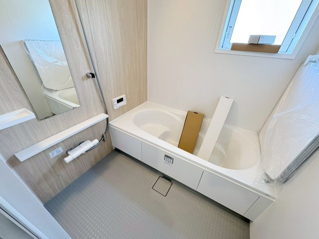 ブルーミングガーデン　江南市飛高町宮町　全1区画分譲の浴室|浴室は【ほっカラリ床】【魔法瓶びん槽】【エアインシャワー】【浴室換気乾燥機】の高機能設備の仕様です。
雨の日の洗濯物乾燥や、日々のお手入れにも便利で、浴室をスッキリ清潔に保てます。