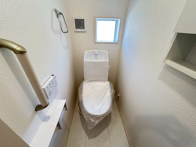ブルーミングガーデン　江南市飛高町宮町　全1区画分譲のトイレ|汚れが付きにくく落ちやすい表面加工と、掃除のしやすいフチレス形状便器の相乗効果でお手入れが楽々です。
節水型で家計にも優しい！温水洗浄便座で寒い冬も気持ちよくトイレ時間を過ごせます。