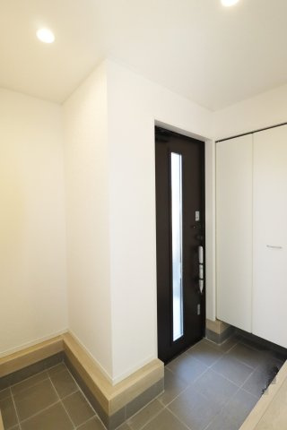 二本松市油井字無地ノ内　　　５号棟　　　油井小学校、安達中学区の玄関|※同社施工例