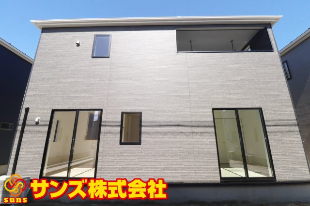 二本松市油井字無地ノ内　　　５号棟　　　油井小学校、安達中学区の外観|北西側から見た駐車場を含む外観