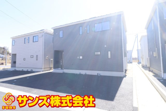 二本松市油井字無地ノ内　　　５号棟　　　油井小学校、安達中学区の外観|北西側から見た駐車場含む外観♪