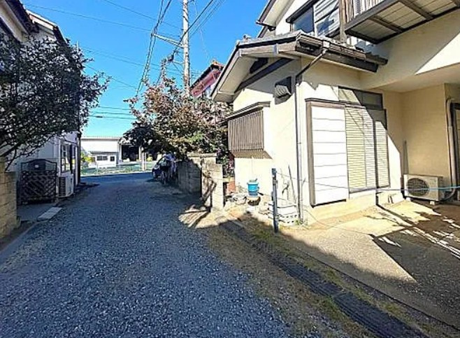 【土地】鶴ヶ島市脚折建築条件無し売地の前面道路含む現地写真