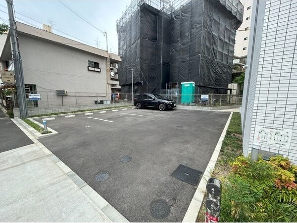 ブリリアコート金山の駐車場