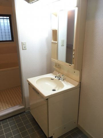 東平ハイツの洗面所|コンパクトで使いやすい洗面所