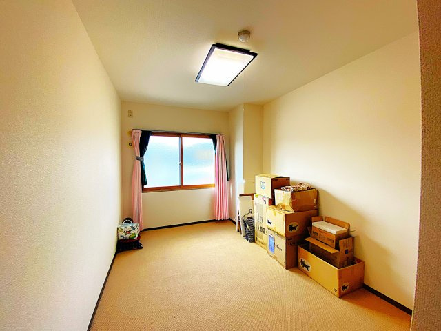センシブル大仁の洋室|玄関入って直ぐ、6.3帖のお部屋