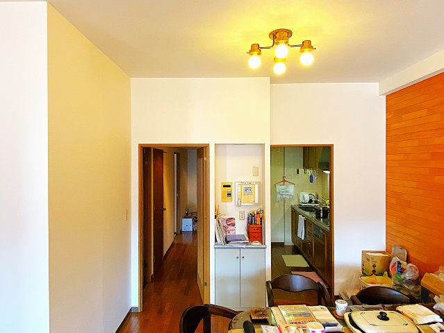 センシブル大仁の居間・リビング|リビングから見た、右側キッチン・左側玄関