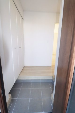 二本松市油井字無地ノ内　　　６号棟　　　油井小学校、安達中学区の玄関