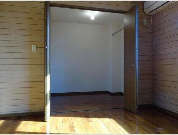 エクシード野立の寝室|落ち着いた色調の寝室です