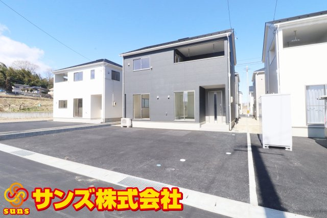 二本松市油井字無地ノ内　　　８号棟　　　油井小学校、安達中学区の外観|南東側から見た駐車場を含む外観