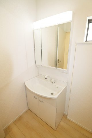 二本松市油井字無地ノ内　　　８号棟　　　油井小学校、安達中学区の洗面所