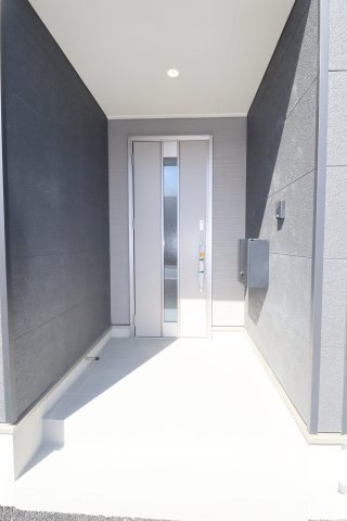 二本松市油井字無地ノ内　　　８号棟　　　油井小学校、安達中学区の玄関