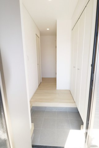 二本松市油井字無地ノ内　　　８号棟　　　油井小学校、安達中学区の玄関