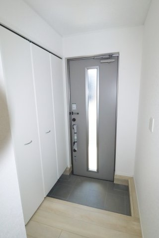 二本松市油井字無地ノ内　　　８号棟　　　油井小学校、安達中学区の玄関