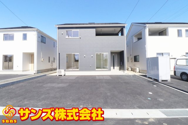 二本松市油井字無地ノ内　　　８号棟　　　油井小学校、安達中学区の外観|南側から見た駐車場を含む外観