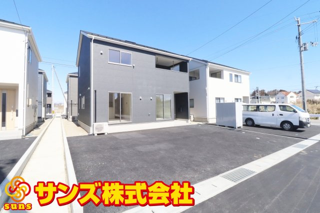 二本松市油井字無地ノ内　　　８号棟　　　油井小学校、安達中学区の外観|南西側から見た駐車場を含む外観