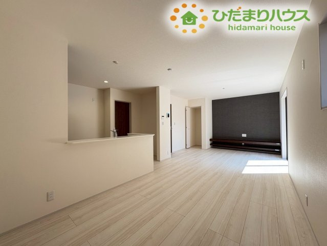 深谷市上野台　第23　新築一戸建て　リーブルガーデン　04の居間・リビング|キッチンからリビング全体が見渡せる設計です。お料理の準備をしながら、リビングで宿題をするお子様の様子を見守ることができます。お互いの存在を感じながら、家事と育児を両立しやすい間取りです！