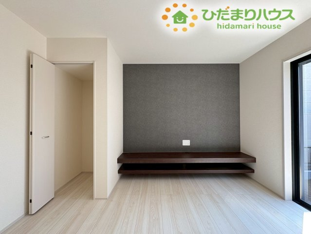 深谷市上野台　第23　新築一戸建て　リーブルガーデン　04の内装|リビングの一角には落ち着いた色味のアクセントウォールを採用。テレビボードを置くスペースとしても。シンプルながらも洗練された内装デザインが、お気に入りの家具をより一層引き立ててくれます♪