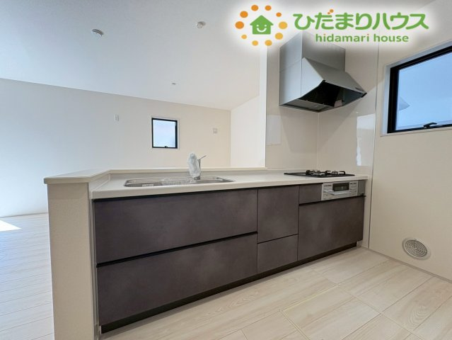 深谷市上野台　第23　新築一戸建て　リーブルガーデン　04のキッチン|対面式のシステムキッチンは、作業スペースが広くお料理が捗ります。スライド収納は奥の物まで取り出しやすく、重いお鍋の片付けも楽々。お子様と一緒にお菓子作りを楽しむのにも十分な広さがあります！