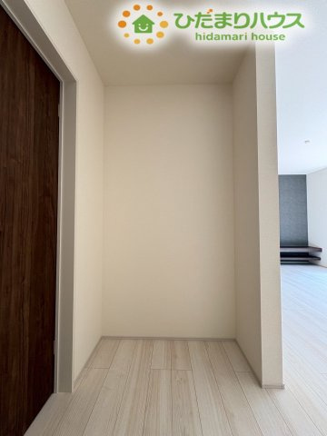 深谷市上野台　第23　新築一戸建て　リーブルガーデン　04の内装|木のぬくもりを感じるナチュラルなフローリングは、どんなインテリアにも馴染みます。キッチン近くで収納としても、お好きなレイアウトで飾っても楽しめるスペースを確保♪毎日の生活に彩を与えるはずです♪