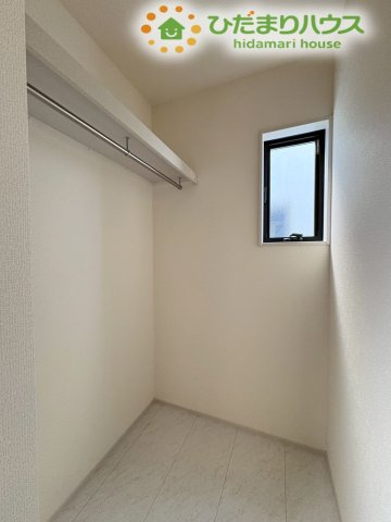 深谷市上野台　第23　新築一戸建て　リーブルガーデン　04のランドリースペース|ハンガーパイプと枕棚が備わった大容量のランドリースペースです。タオル類や日用品のストック収納としてはもちろん、雨の日の室内物干しとしても活躍できます。多目的に使用できる有効なスペースですね♪