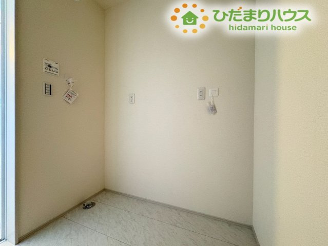 深谷市上野台　第23　新築一戸建て　リーブルガーデン　04のランドリースペース|洗濯機置き場の上部や周辺にゆとりがある脱衣スペースです。洗った洗濯物をその場で仕分けたり、お子様の着替えを準備したりする際もスムーズ。毎日の洗濯家事を効率よくこなせる機能的な空間設計です！