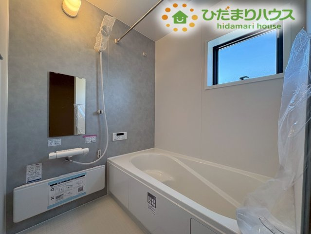 深谷市上野台　第23　新築一戸建て　リーブルガーデン　04の浴室|足を伸ばしてゆったりとリラックスできる一坪タイプのバスルームです。浴室乾燥機付きなので、雨の日の洗濯物干し場としても大活躍。お子様と一緒に湯船に浸かりながら、一日の出来事を楽しくお話しできます♪
