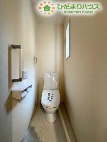 深谷市上野台　第23　新築一戸建て　リーブルガーデン　04のトイレ|清潔感のあるホワイトで統一された温水洗浄便座付きトイレです。手すりが設置されているため、小さなお子様が一人でトイレの練習をする際も安心。窓からの換気も行えるので、常にクリーンな状態を保てます！