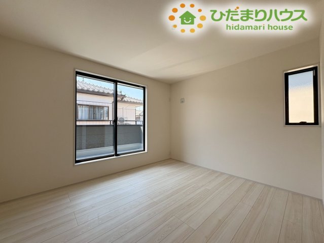深谷市上野台　第23　新築一戸建て　リーブルガーデン　04の寝室|バルコニーに面した明るい主寝室です。大きめののベッドを置いてもゆとりがある広さで、一日の疲れを癒す心地よい空間。窓を開ければ心地よい風が通り抜け、朝もスッキリとした気分で目覚められます♪