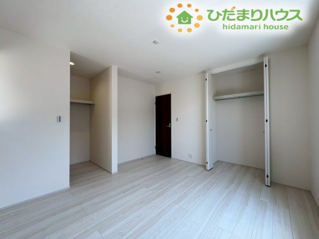 深谷市上野台　第23　新築一戸建て　リーブルガーデン　04の寝室|ウォークインクローゼットを備えた収納豊富な洋室です。ご家族の衣類を分けて収納できるので、整理整頓がしやすく朝の準備も時短になります。お部屋自体がスッキリするため、読書や趣味の時間も充実しそうです♪