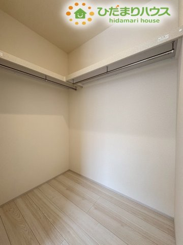 深谷市上野台　第23　新築一戸建て　リーブルガーデン　04の収納|ハンガーパイプと枕棚が備わった大容量のウォークインクローゼットです。丈の長いコートもシワにならずに収納でき、季節物の衣類から旅行用カバンまで一箇所にまとめられるので、お部屋がスッキリ片付きます♪