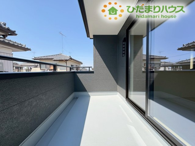 深谷市上野台　第23　新築一戸建て　リーブルガーデン　04のバルコニー|お洗濯物がたっぷり干せる広々としたバルコニーです。日当たりが良く、厚手のシーツや布団もしっかり乾きます。椅子を置いて、夜風に当たりながら星空を眺めるリラックスタイムも楽しめそうですね♪