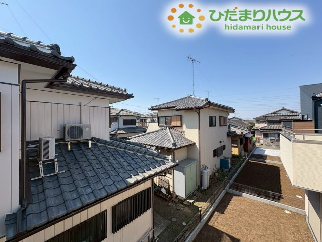 深谷市上野台　第23　新築一戸建て　リーブルガーデン　04の展望|バルコニーからは遮るもののない開放的な景色が広がります。近隣の住宅との距離も保たれており、心地よい開放感を味わえます。季節の移ろいや空の色を眺めながら、毎日の暮らしに彩りを感じられる場所です！