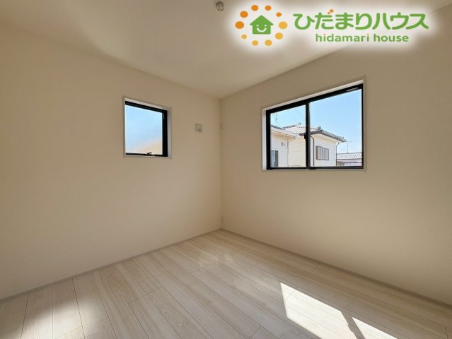 深谷市上野台　第23　新築一戸建て　リーブルガーデン　04の子供部屋|2面に窓があり、光と風がしっかり通るお子様部屋です。明るい空間で勉強も遊びも楽しく取り組めそう。クローゼット付きでおもちゃや学用品も自分で片付ける習慣が身につく、自立を促すお部屋作りができそうです♪