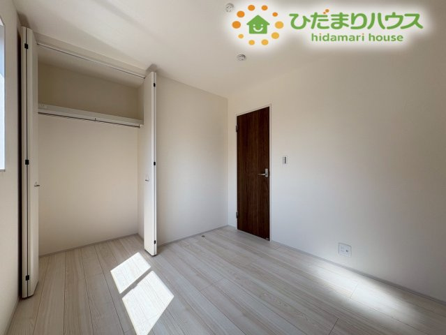 深谷市上野台　第23　新築一戸建て　リーブルガーデン　04の子供部屋|成長に合わせてデスクやベッドを自由に配置できる、使い勝手の良いお部屋です。木の質感が優しいフローリングは、お子様の素足にも心地よく、自分だけのオリジナルな空間として愛着を持って過ごせます！