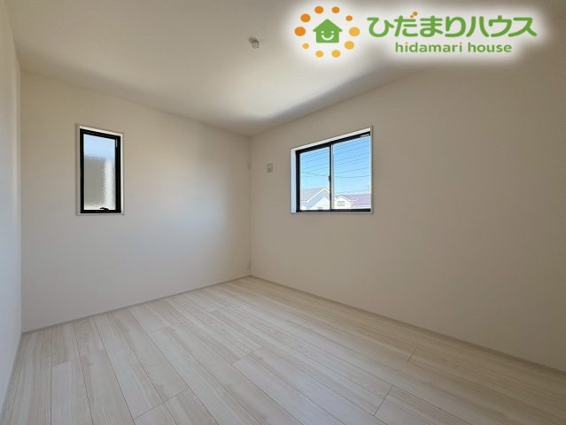 深谷市上野台　第23　新築一戸建て　リーブルガーデン　04の洋室|窓を高く配置することで、家具のレイアウトを自由に楽しめる洋室です。外からの視線も気になりにくく、集中して作業したいテレワークスペースとしても。静かな環境で、自分時間を大切に過ごせる空間です！