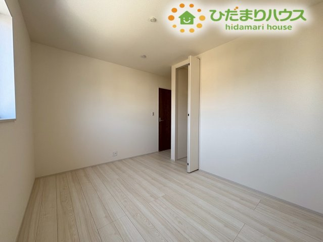 深谷市上野台　第23　新築一戸建て　リーブルガーデン　04の洋室|入り口から奥まで広がりを感じる設計の洋室です。クローゼットが完備されているので、ゲストルームとして使用する際もお客様のお荷物をスッキリ収納可能。多目的にお使いいただける、柔軟性の高い一室です！