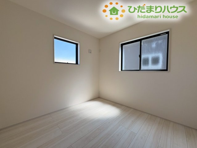 深谷市上野台　第23　新築一戸建て　リーブルガーデン　04の洋室|窓からの日差しがたっぷり入る明るい室内です。朝の光を感じながら着替えや身支度ができるので、規則正しい生活リズムを刻めます。爽やかな空気に包まれながら、一日のスタートを気持ちよく切れるお部屋です！