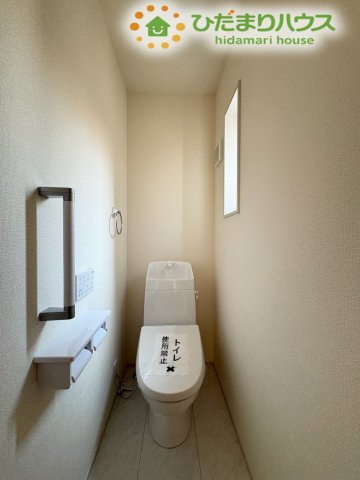 深谷市上野台　第23　新築一戸建て　リーブルガーデン　04のトイレ|2階にもトイレが設置されているので、朝の忙しい時間帯も順番待ちをせずに済みます。夜中にお子様が起きた際も、階段を降りずにすぐ利用できるので安心。窓からの光で日中は照明なしでも明るい空間です！