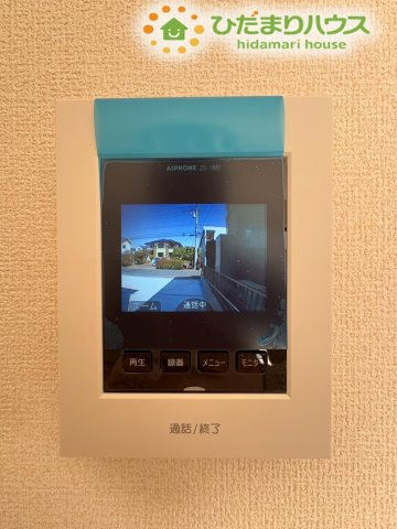 深谷市上野台　第23　新築一戸建て　リーブルガーデン　04のセキュリティ|来客の顔を室内から確認できるTVモニター付きインターホンです。お子様がお留守番をしている際も、外の様子が分かるので防犯面で心強い設備。