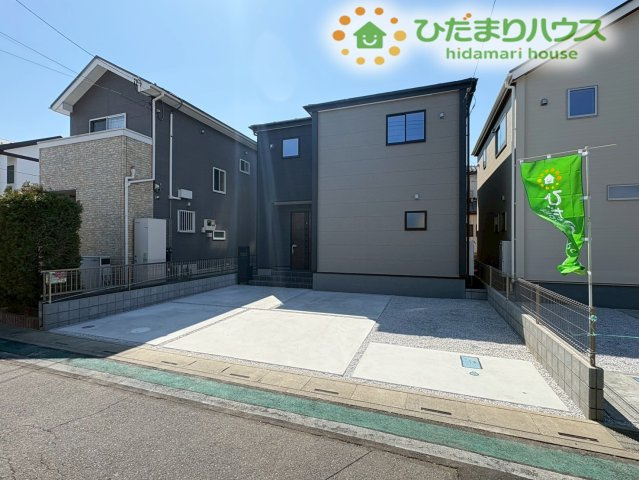 深谷市上野台　第23　新築一戸建て　リーブルガーデン　04の外観|青空に映えるモダンな外観が住宅街の中でも目を引きます。建物の前面にはカースペースがしっかり確保されており、週末のまとめ買いや、お子様をチャイルドシートに乗せる際もゆとりを持って作業できます♪
