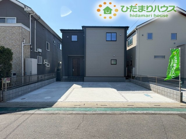 深谷市上野台　第23　新築一戸建て　リーブルガーデン　04の駐車場|並列でお車を駐車できるゆとりあるスペースです。自転車やベビーカーを置く場所にも困りません。お友達が遊びに来た際も、お互いの車を気にせずスムーズに停められる広さが毎日の生活にゆとりをくれます♪