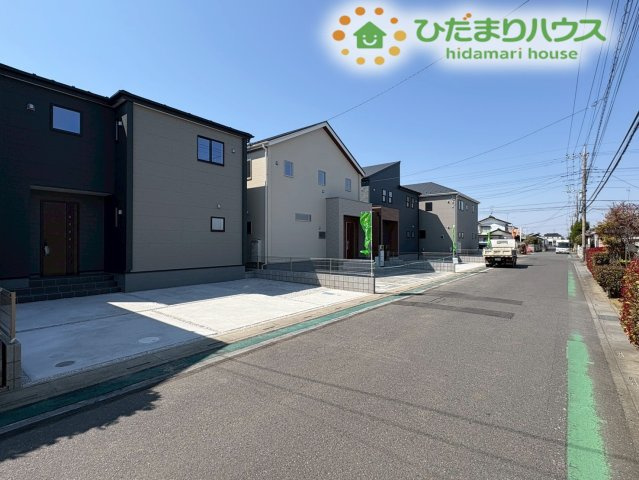 深谷市上野台　第23　新築一戸建て　リーブルガーデン　04の前面道路含む現地写真|見通しの良い前面道路です。交通量が落ち着いているため、お子様と手を繋いで歩く際も安心感があります。周辺は平坦な道が続いているので、自転車での移動やお買い物も軽やかに行えます！