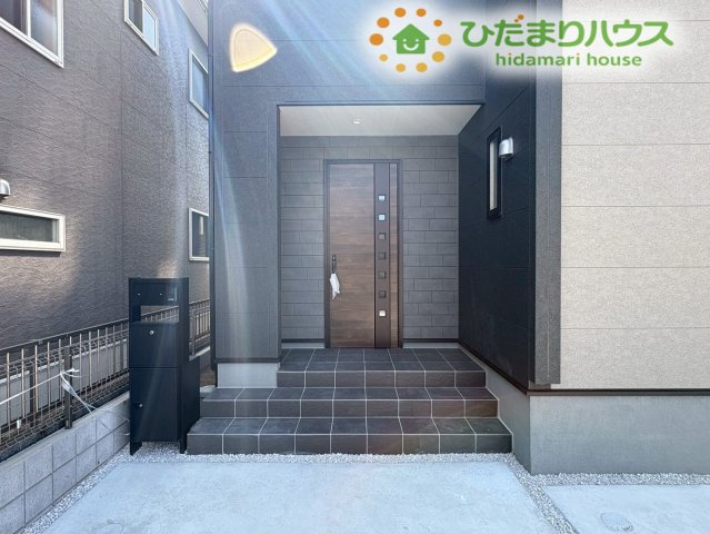深谷市上野台　第23　新築一戸建て　リーブルガーデン　04のエントランス|玄関ポーチには屋根が付いているため、雨の日にお子様を抱っこしたまま鍵を開ける際も濡れずに安心です。夜には優しい照明が灯り、お仕事や学校から帰ってきたご家族を温かい雰囲気で迎え入れてくれます！