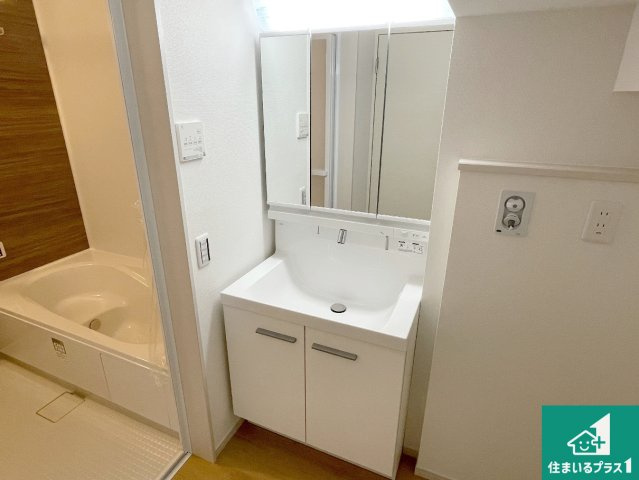 大津市本宮　第1期　新築一戸建ての独立洗面台|清潔感のある洗面台です。フラットな鏡は掃除がしやすく毎日清潔！鏡裏には収納があるのでスッキリとした洗面台が保てます。