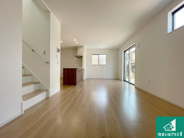 大津市本宮　第1期　新築一戸建ての居間・リビング|日当たり良好の明るいリビングで朝の目覚めもスッキリできそう！対面キッチンでご家族のコミュニケーションも自然と増える設計！小さなお子様が遊ぶスペースを作っても広々とくつろげるLDK！