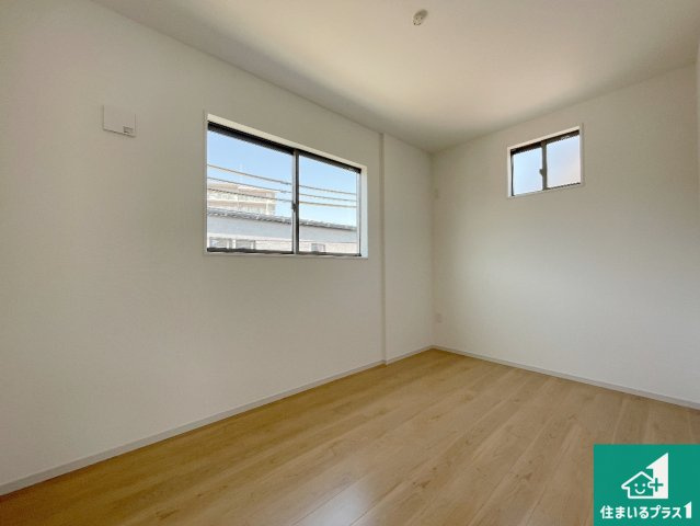 大津市本宮　第1期　新築一戸建ての洋室|シンプルな洋室は、自分好みのインテリアが楽しめます♪ご家族とインテリアや家具を選びに行くのは新築購入時の醍醐味の一つです。ぜひお楽しみください♪