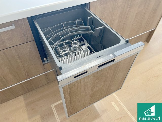 大津市本宮　第1期　新築一戸建ての設備|食事後の一仕事、食器洗いをボタン一つでお任せできちゃいます！場所を取らないビルトイン式なので、お料理スペースもしっかり確保！